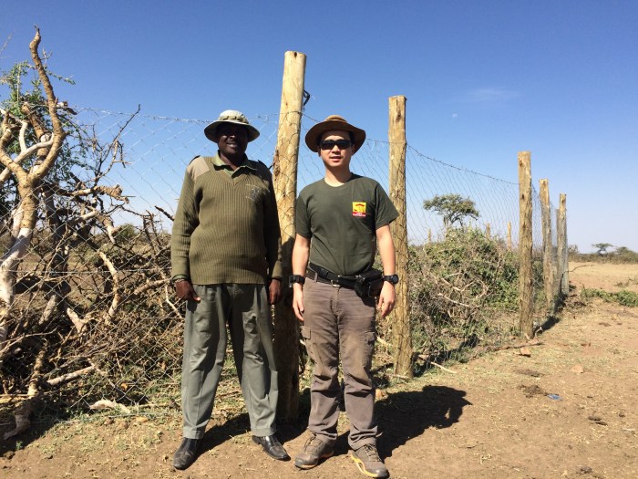 星巴与奥肯耶保护区首席巡逻官西蒙在防狮围...