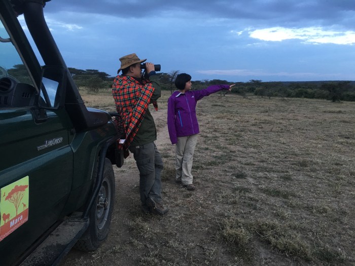 星巴父女在非洲大草原上观察野生动物的栖息...